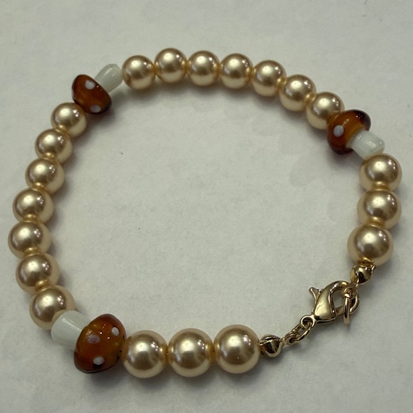 Anthropologie Pearl and Mushroom Beaded Charm Bracelet!!🔥🔥🔥 - Picture 13 of 16